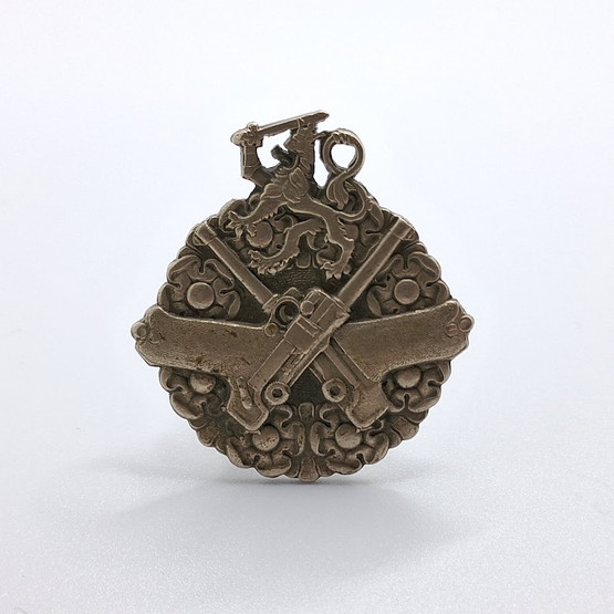 Pistooliampumamerkki, valmistanut O.Y. Taito A.B.