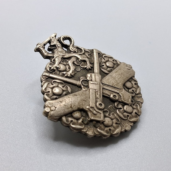 Pistooliampumamerkki, valmistanut O.Y. Taito A.B.