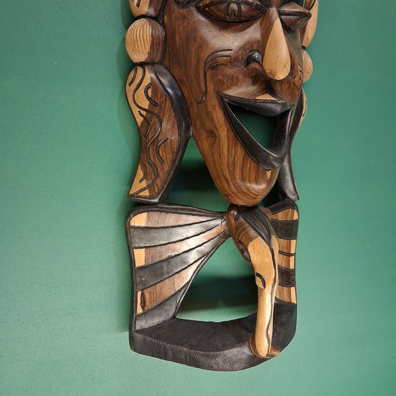 Seinäkoriste, naamio, puuta