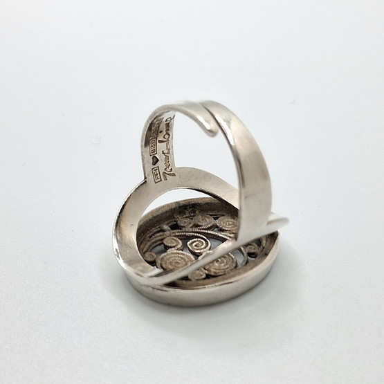 Sormus, design Jorma Laine, hopeaa v. 1978