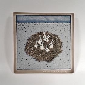 Koristelaatta, Jänistenpesä, Arabia, Heljä Liukko-Sundström -83