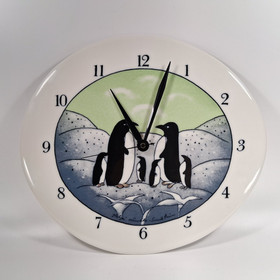 Seinäkello, Pingviini-aihe, design Heljä Liukko-Sundström