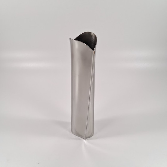 Metallivaasi, design Tapio Wirkkala