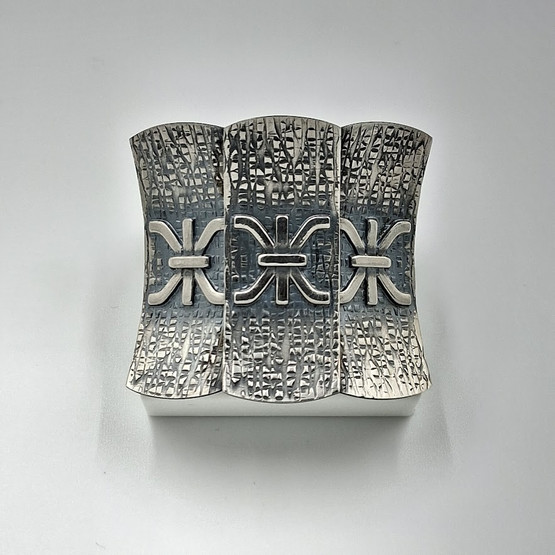 Rintakoru/riipus, design Elis Kauppi, Kupittaan Kulta