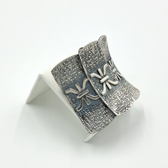 Rintakoru/riipus, design Elis Kauppi, Kupittaan Kulta