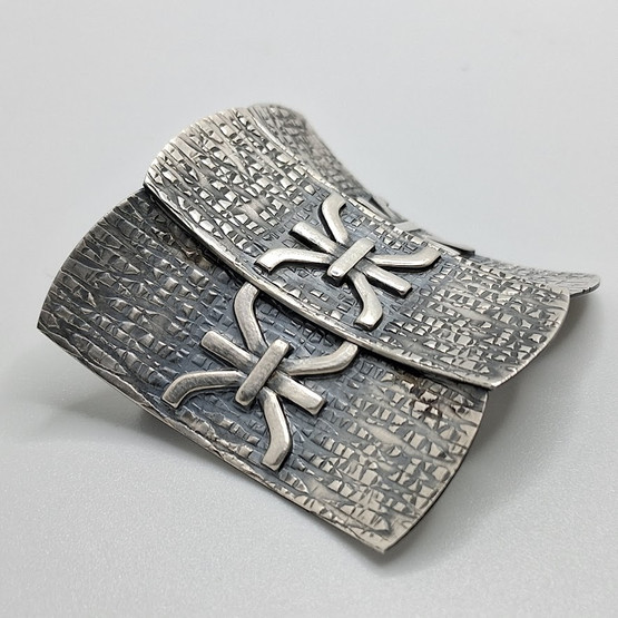 Rintakoru/riipus, design Elis Kauppi, Kupittaan Kulta