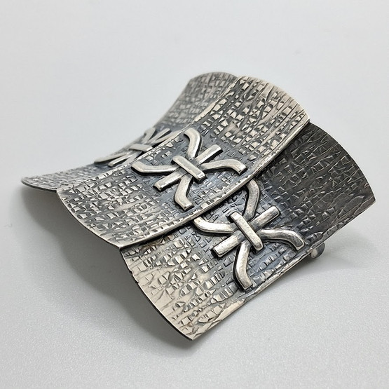 Rintakoru/riipus, design Elis Kauppi, Kupittaan Kulta