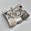 Rintakoru/riipus, design Elis Kauppi, Kupittaan Kulta