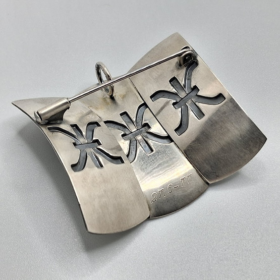 Rintakoru/riipus, design Elis Kauppi, Kupittaan Kulta