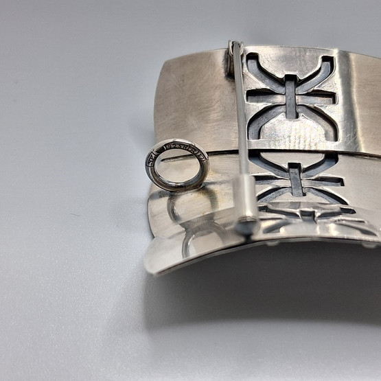 Rintakoru/riipus, design Elis Kauppi, Kupittaan Kulta