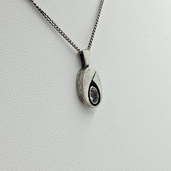Kaulakoru, design Karl Laine, hopeaa