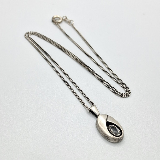 Kaulakoru, design Karl Laine, hopeaa