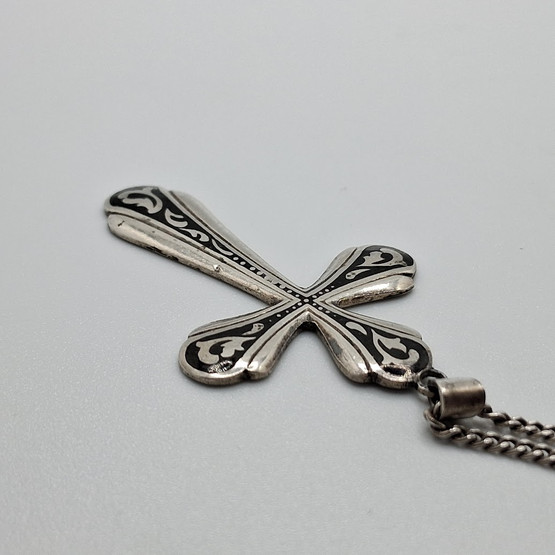Kaulakoru, risti, hopeaa v. 1948