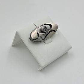 Rintakoru, design Karl Laine, hopeaa