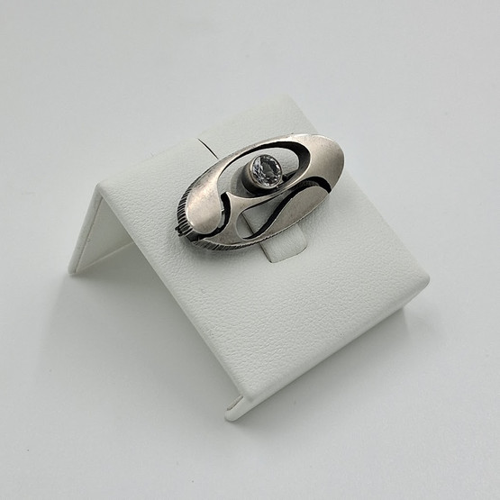 Rintakoru, design Karl Laine, hopeaa