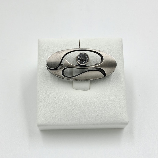 Rintakoru, design Karl Laine, hopeaa