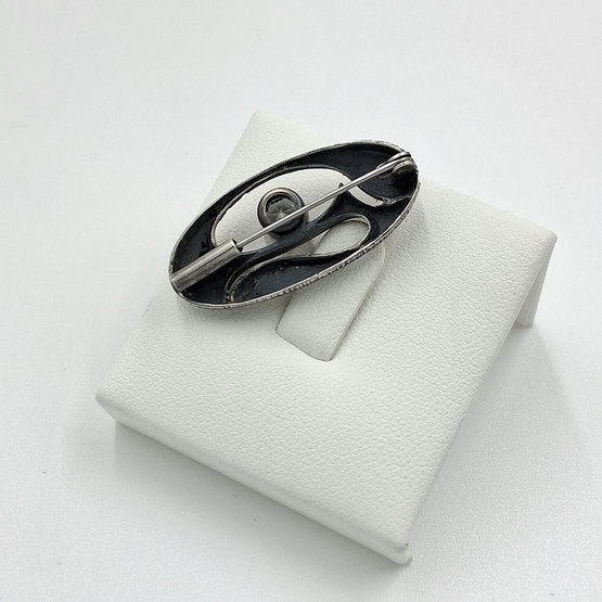 Rintakoru, design Karl Laine, hopeaa