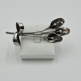 Rintakoru, design H. Salonius & Knit, Helsinki, hopeaa