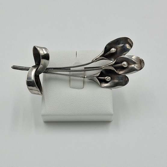 Rintakoru, design H. Salonius & Knit, Helsinki, hopeaa
