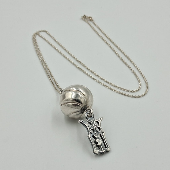 Kaulakoru, Neitsyt Marian monogrammi, Kalevala Koru, hopeaa