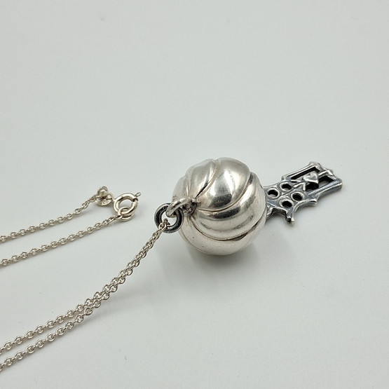 Kaulakoru, Neitsyt Marian monogrammi, Kalevala Koru, hopeaa