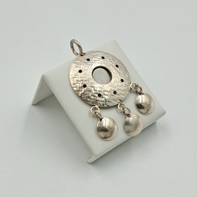 Riipus, design Edvard Kinni, hopeaa