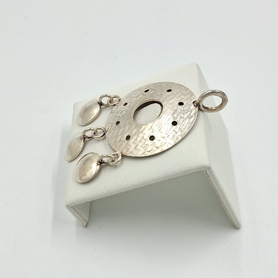 Riipus, design Edvard Kinni, hopeaa