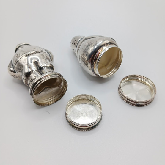 Hopeasirotin 2kpl, Isäntä ja Emäntä