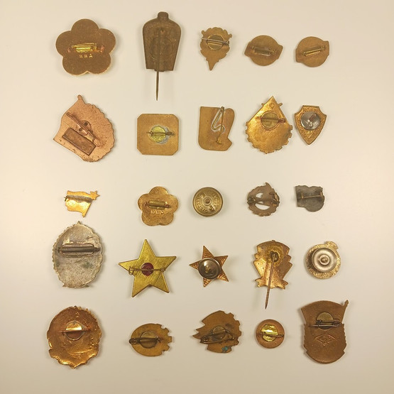 25kpl setti rintamerkkejä ja pinssejä