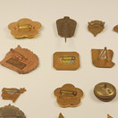 25kpl setti rintamerkkejä ja pinssejä