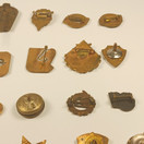 25kpl setti rintamerkkejä ja pinssejä