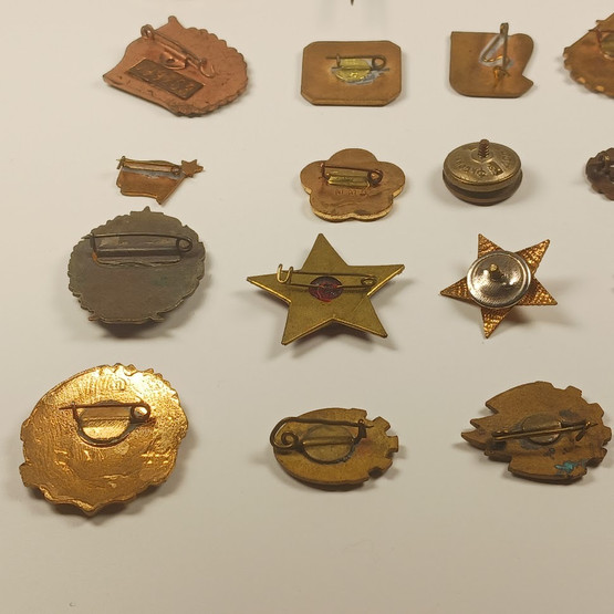 25kpl setti rintamerkkejä ja pinssejä