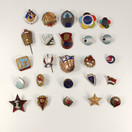 25kpl setti rintamerkkejä ja pinssejä