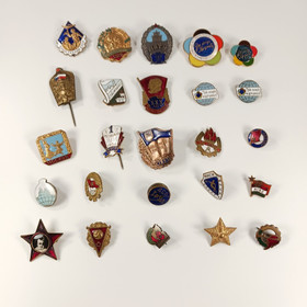 25kpl setti rintamerkkejä ja pinssejä