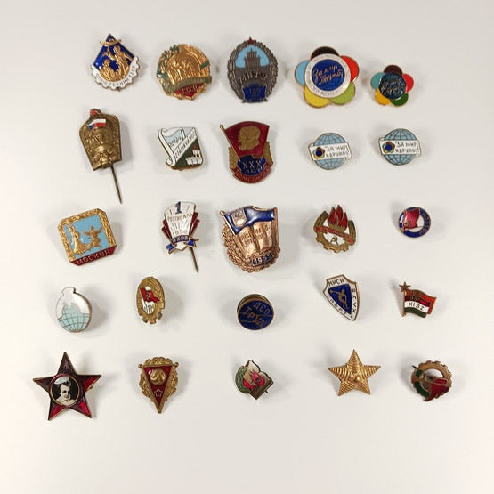 25kpl setti rintamerkkejä ja pinssejä