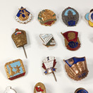 25kpl setti rintamerkkejä ja pinssejä