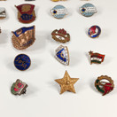 25kpl setti rintamerkkejä ja pinssejä