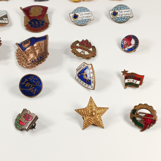 25kpl setti rintamerkkejä ja pinssejä