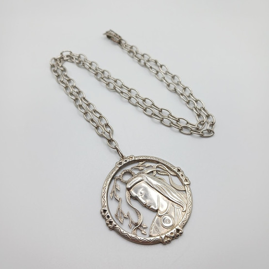 Kaulakoru, hopeaa vuodelta 1944