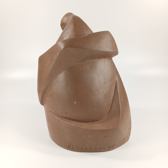 Veistos, sign. V. Leppänen -92