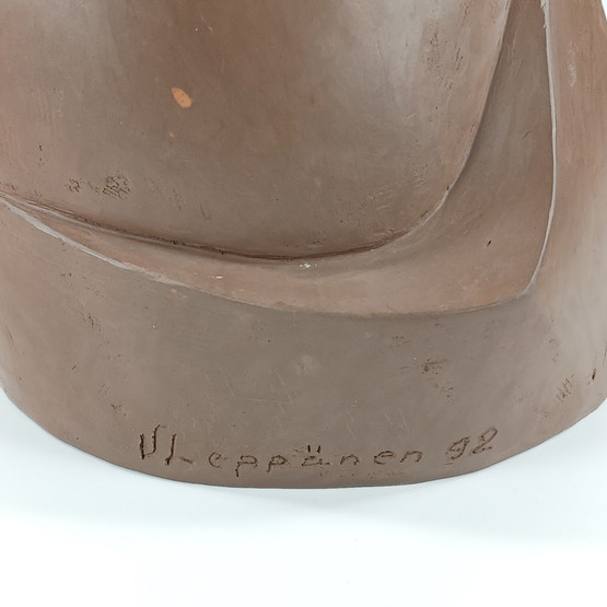 Veistos, sign. V. Leppänen -92