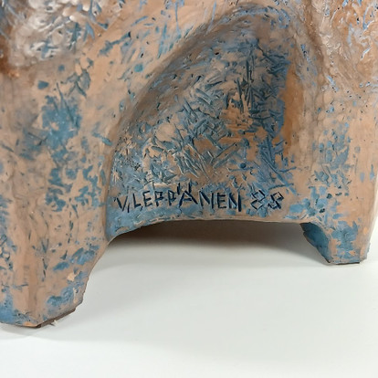 Veistos, Sadunkertoja, sign. V. Leppänen -88