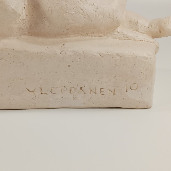 Veistos, sign. V. Leppänen -10