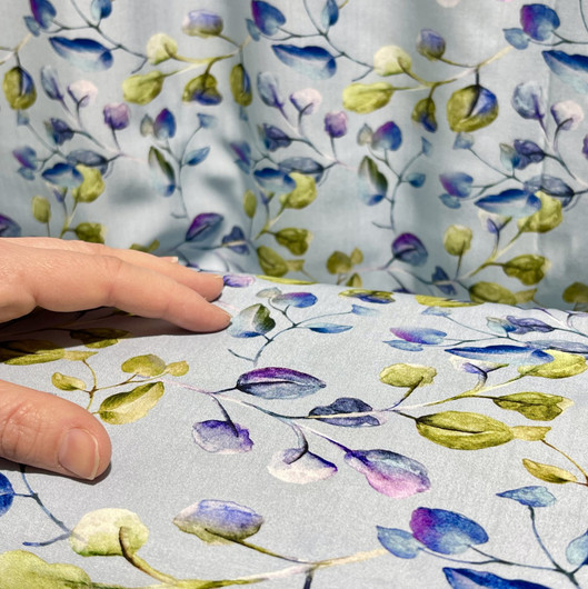 Kudottu viskoosi: Siniset ja vihreät lehdet, vaalea jeans