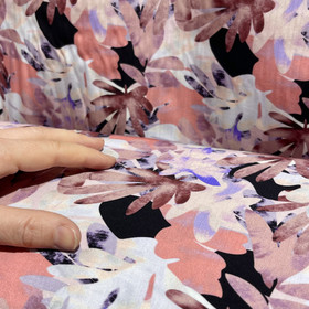 Kudottu viskoosi: Isot roosat ja mauvet lehdet, musta - valkoinen - roosa