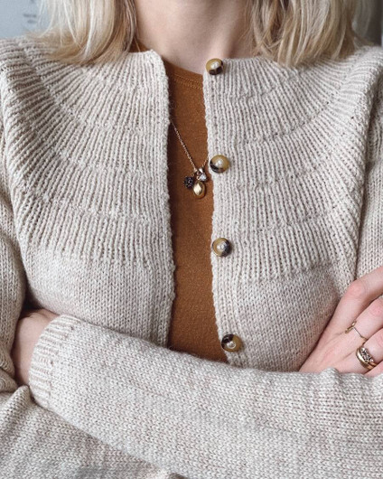 PetiteKnit: Anker’s Cardigan – My Size -neuleohje (englanniksi)