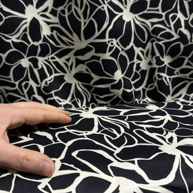 Puuvillasatiini: Suuret musta - valkoiset kukat