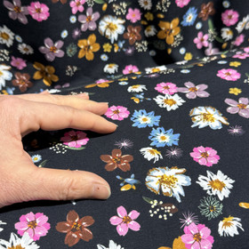 Digitrikoo: Pienet värikkäät kukat, musta - monivärinen 