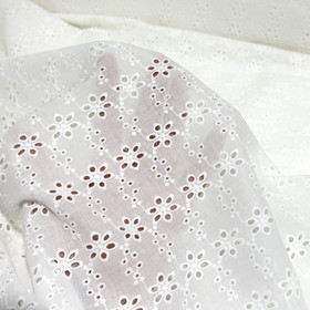 Brodeerattu puuvilla: Isot kukat, luonnonvalkoinen 