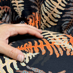 Digitrikoo: Isot lehdet, musta - oranssi - ruskea